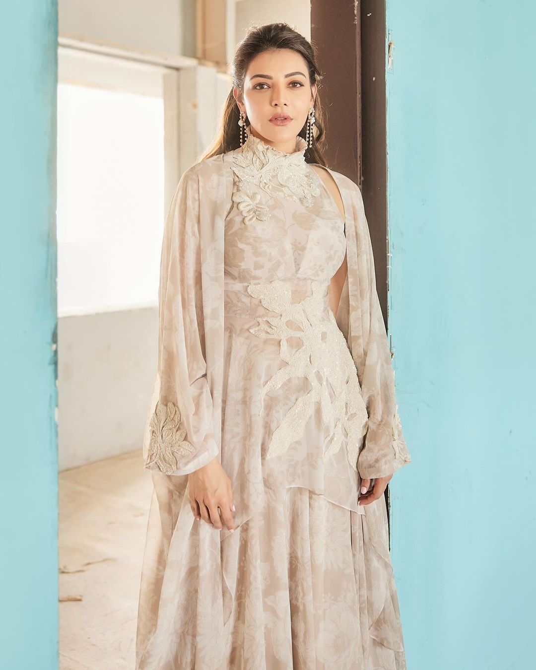 KAJAL A KITCHLU - Cape set